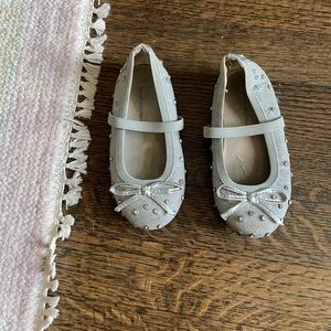 Stuart Weitzman girls silver sparkle shoes with crystals & a silver bow! Size 8